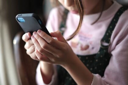 Sociale media kunnen kinderen schaden.  Zou nieuwe regelgeving kunnen helpen?