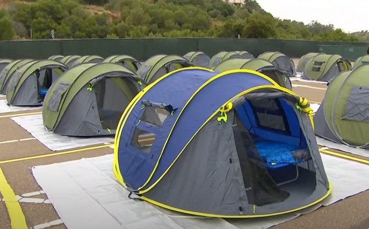 City of San Diego opens 'sleep safely' site for the homeless - a sea of ​​tents in a parking lot |  The gateway expert |  by Mike LaChance
