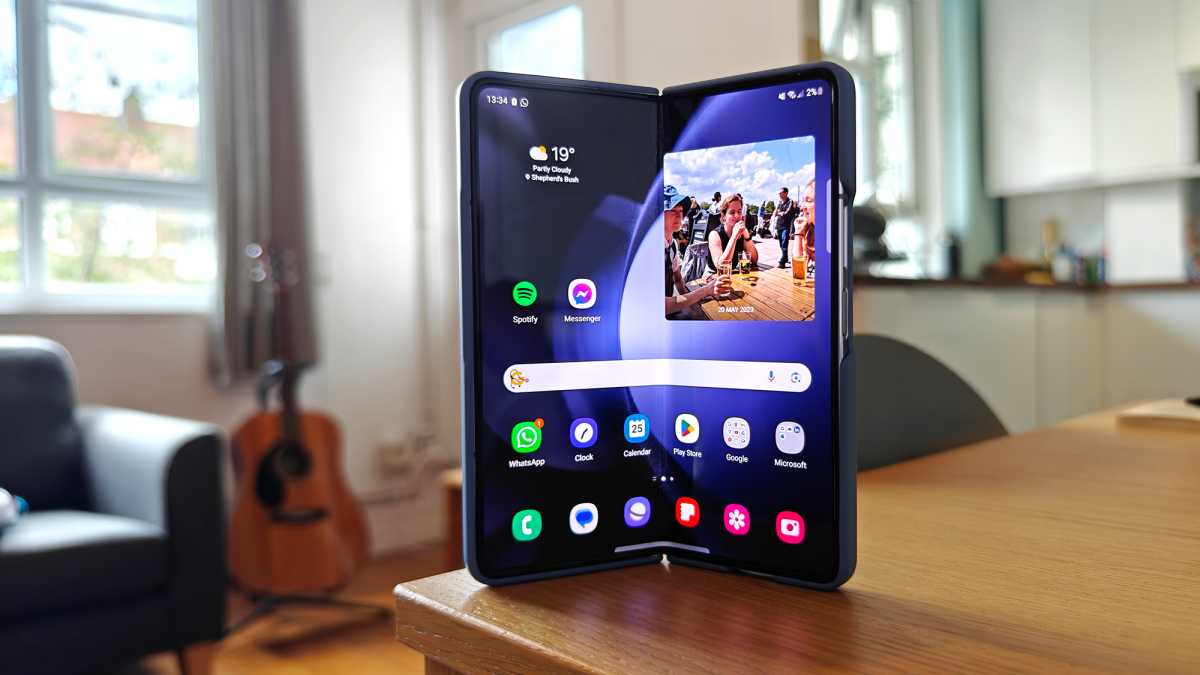 Comaprision photo of Samsung Galaxy Z Fold 5 and Samsung Galaxy Z Fold 4