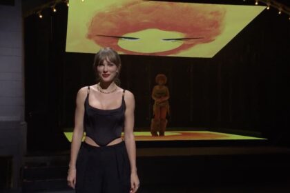 Taylor Swift Makes Surprise 'SNL' Cameo After Travis Kelce's