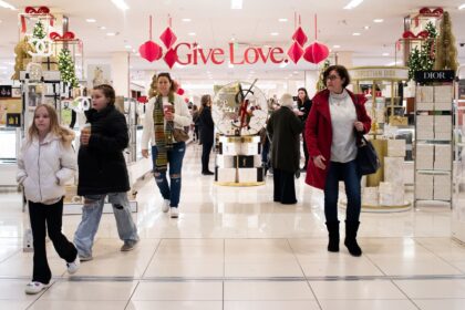 What strong Black Friday retail sales mean for holiday spending