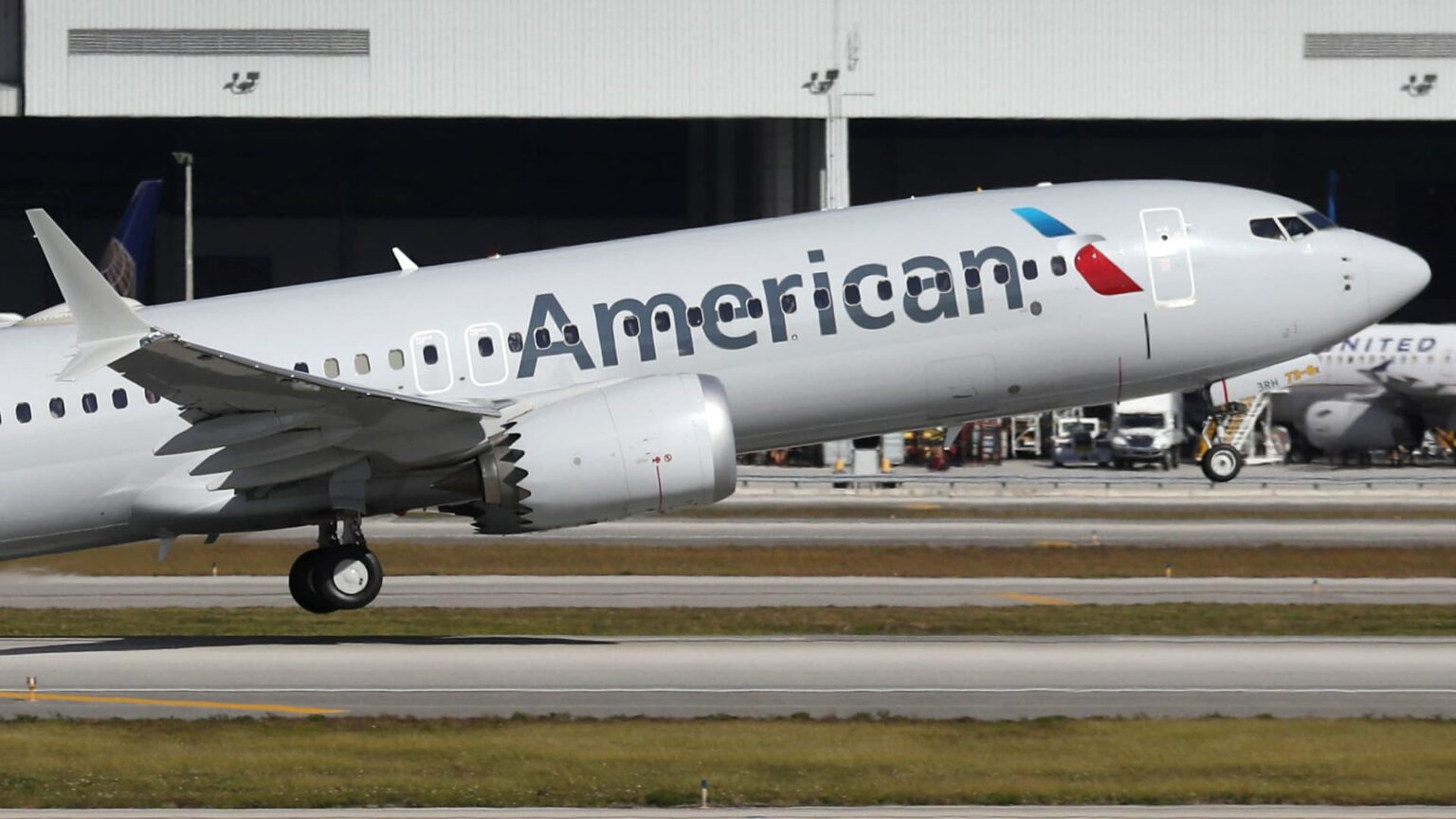 American Airlines orders hundreds of planes from Boeing, Airbus, Embraer