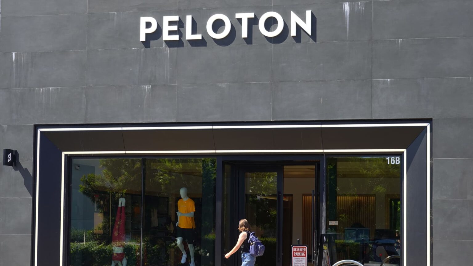 Peloton shares plunge after refinancing